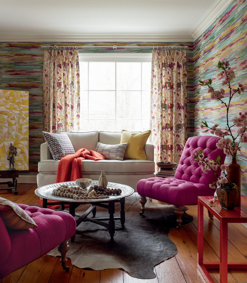 Foto de salón para visitas bohemio con paredes multicolor y suelo de madera en tonos medios