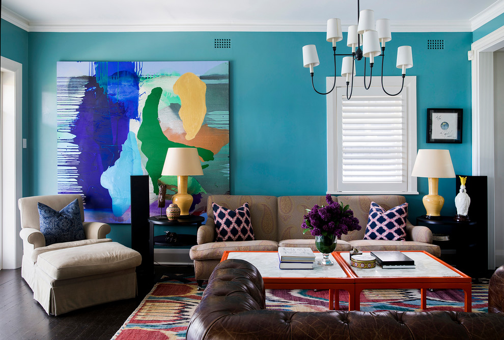 Идея дизайна: парадная, изолированная гостиная комната в стиле фьюжн с синими стенами, темным паркетным полом и черным полом