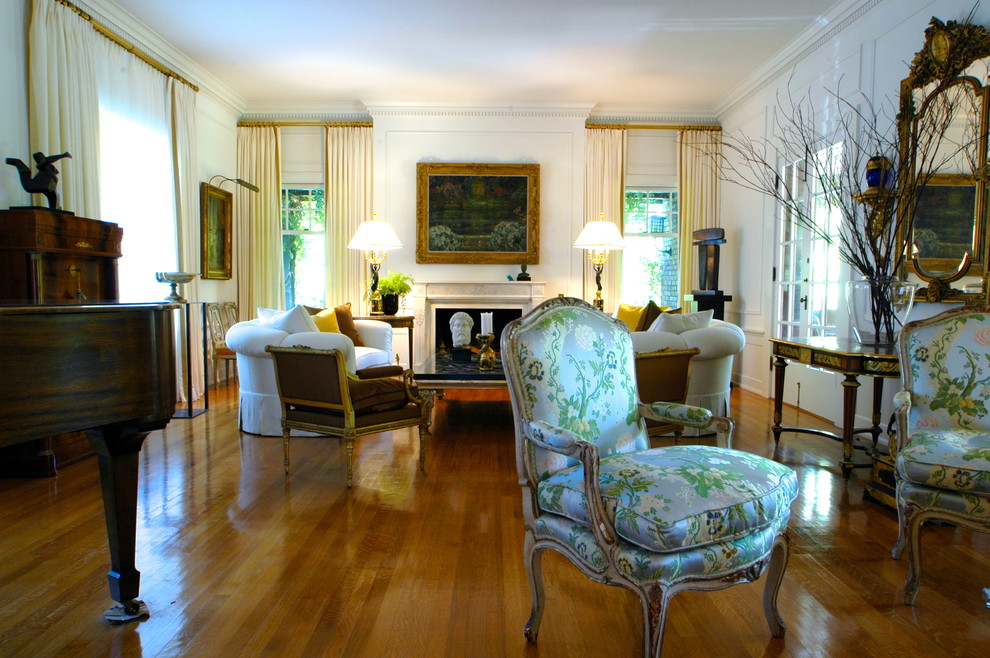 Пример оригинального дизайна: гостиная комната в стиле фьюжн с музыкальной комнатой, белыми стенами, стандартным камином и красивыми шторами