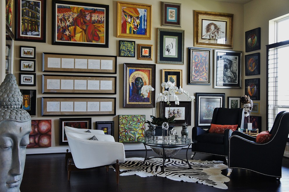 Kleines, Repräsentatives, Fernseherloses, Offenes Eklektisches Wohnzimmer mit beiger Wandfarbe und dunklem Holzboden in Houston