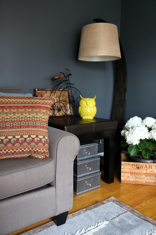 Mittelgroßes, Abgetrenntes Stilmix Wohnzimmer mit grauer Wandfarbe und hellem Holzboden in Toronto