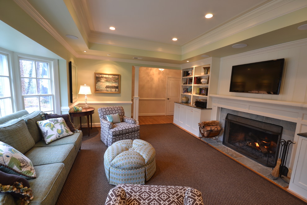 Стильный дизайн: гостиная комната в стиле фьюжн с стандартным камином, телевизором на стене и эркером - последний тренд