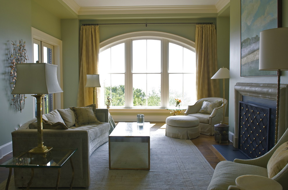 Идея дизайна: гостиная комната в стиле фьюжн с красивыми шторами