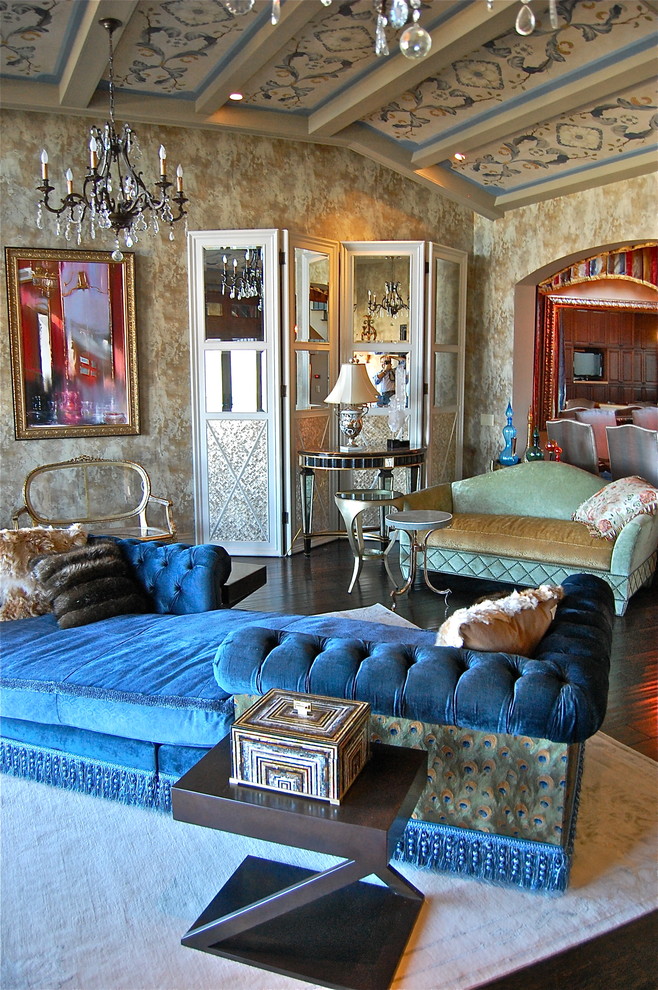 Foto di un soggiorno eclettico con pareti beige e parquet scuro