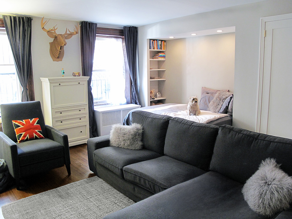 Пример оригинального дизайна: гостиная комната в стиле фьюжн с серыми стенами и красивыми шторами