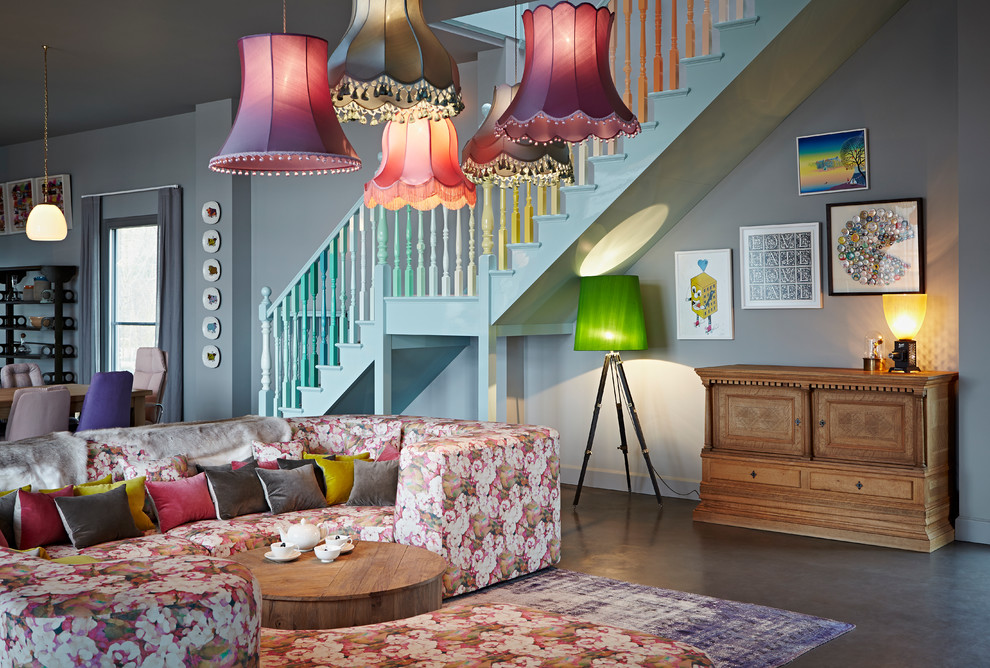 Repräsentatives, Offenes Stilmix Wohnzimmer mit Betonboden und grauer Wandfarbe in London