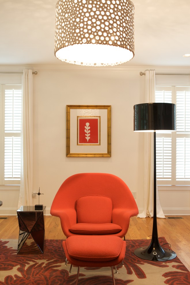 Foto de salón contemporáneo con paredes blancas, suelo de madera en tonos medios y cortinas
