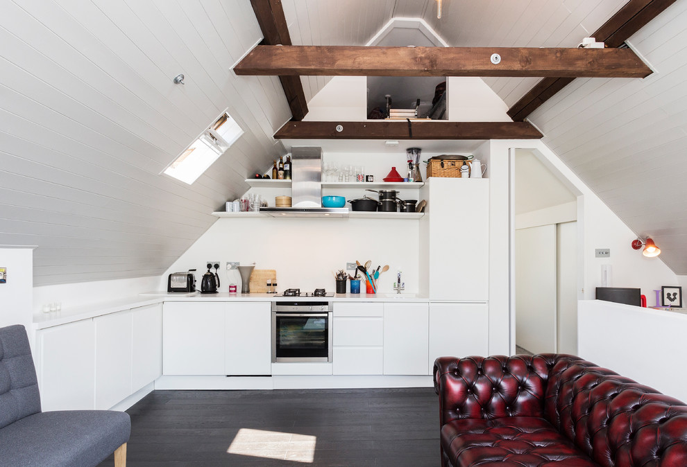 Kleines Stilmix Wohnzimmer mit dunklem Holzboden in London