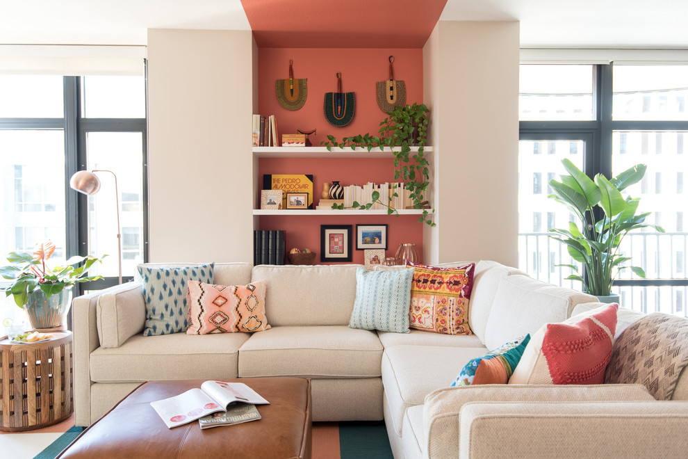 Свежая идея для дизайна: гостиная комната в стиле фьюжн с разноцветным полом - отличное фото интерьера