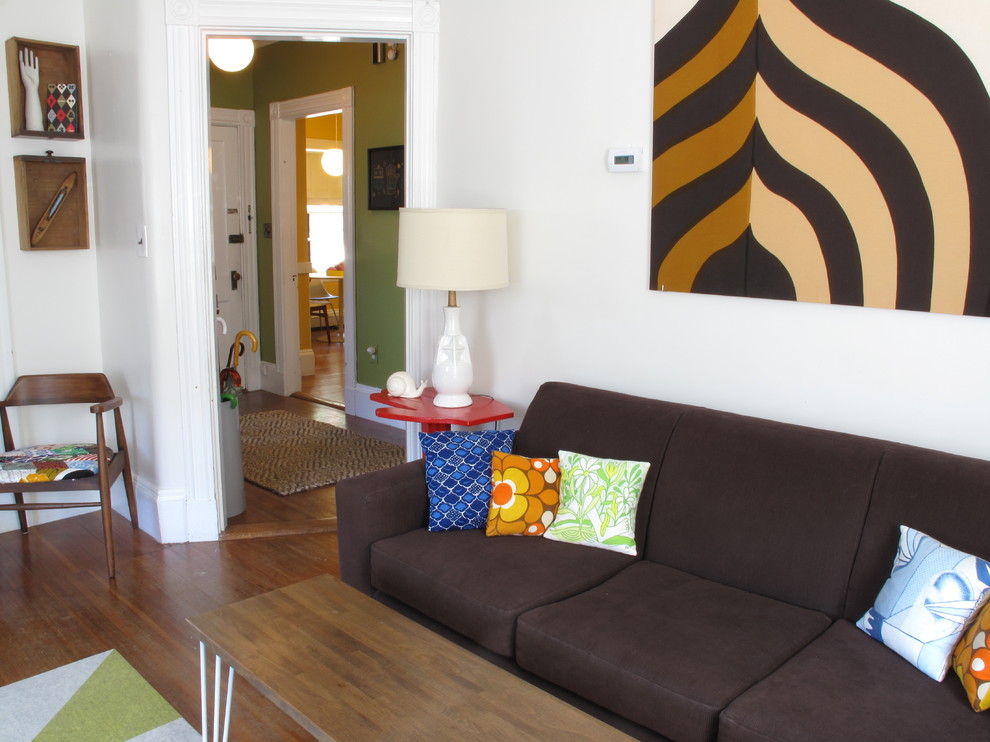 Eklektisches Wohnzimmer mit weißer Wandfarbe und braunem Holzboden in Boston