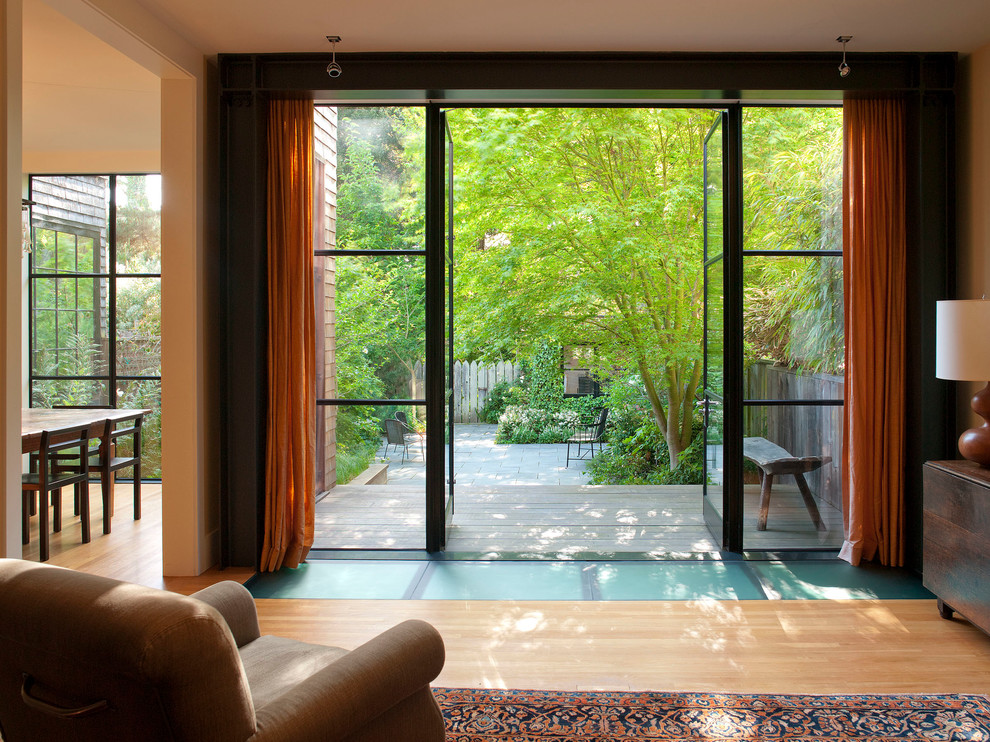 Großes Eklektisches Wohnzimmer mit braunem Holzboden in San Francisco