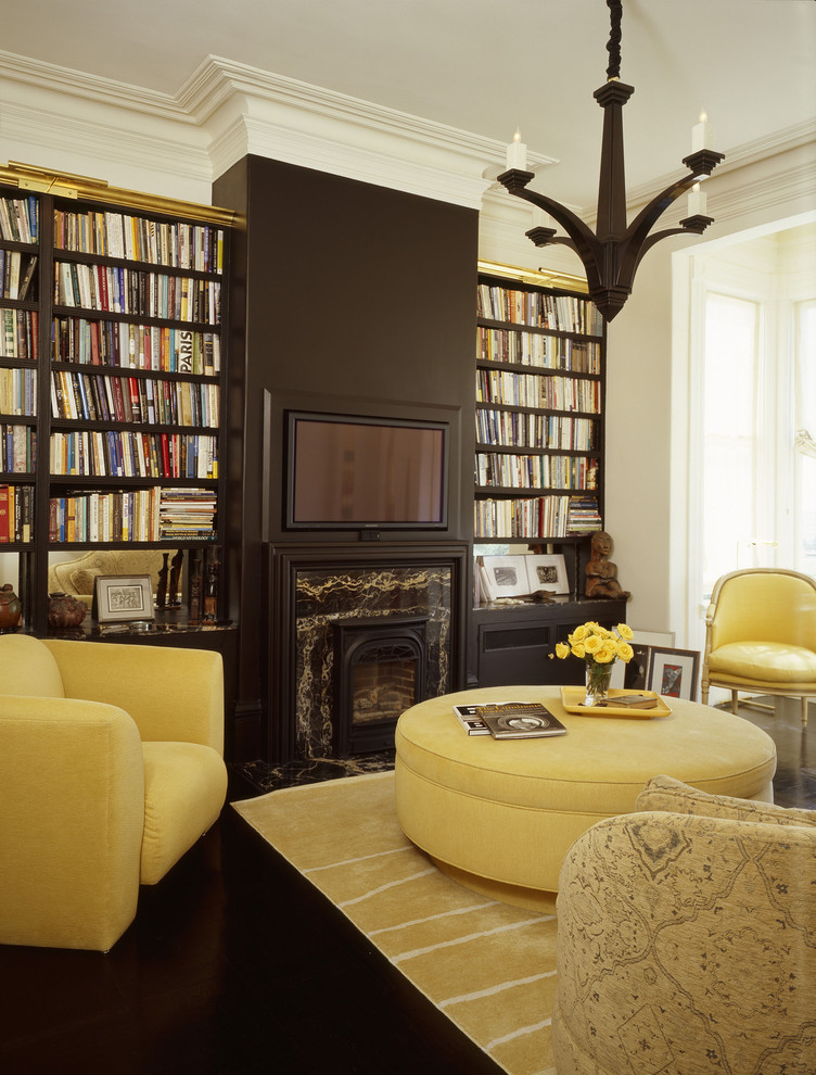Exempel på ett eklektiskt vardagsrum, med ett bibliotek