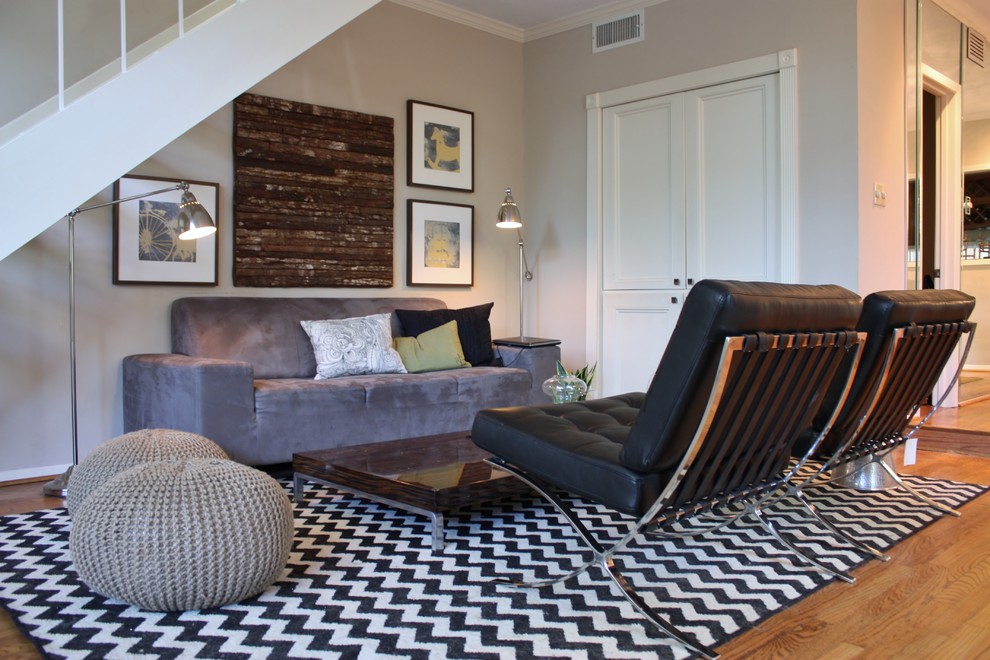 Ispirazione per un soggiorno boho chic con pareti grigie e pavimento in legno massello medio