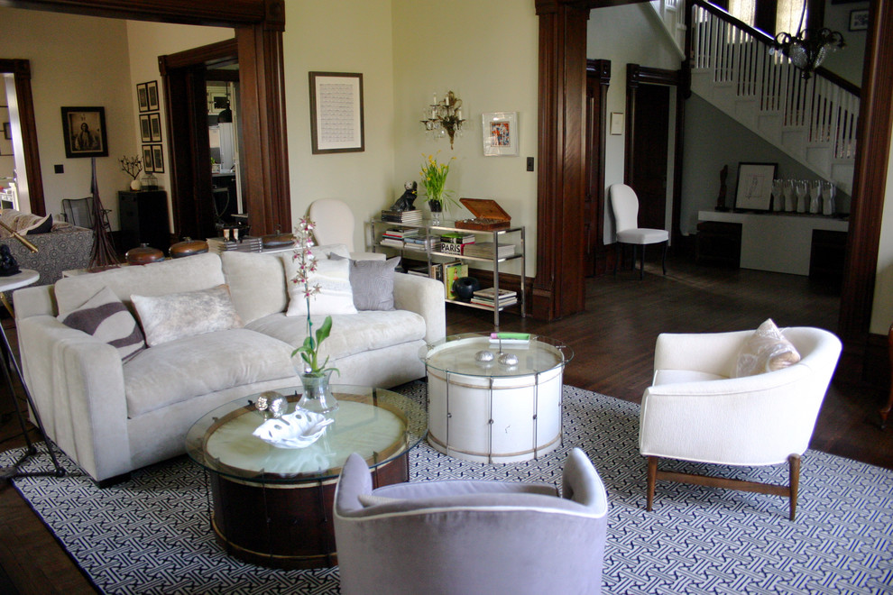 Repräsentatives Eklektisches Wohnzimmer mit beiger Wandfarbe in Chicago