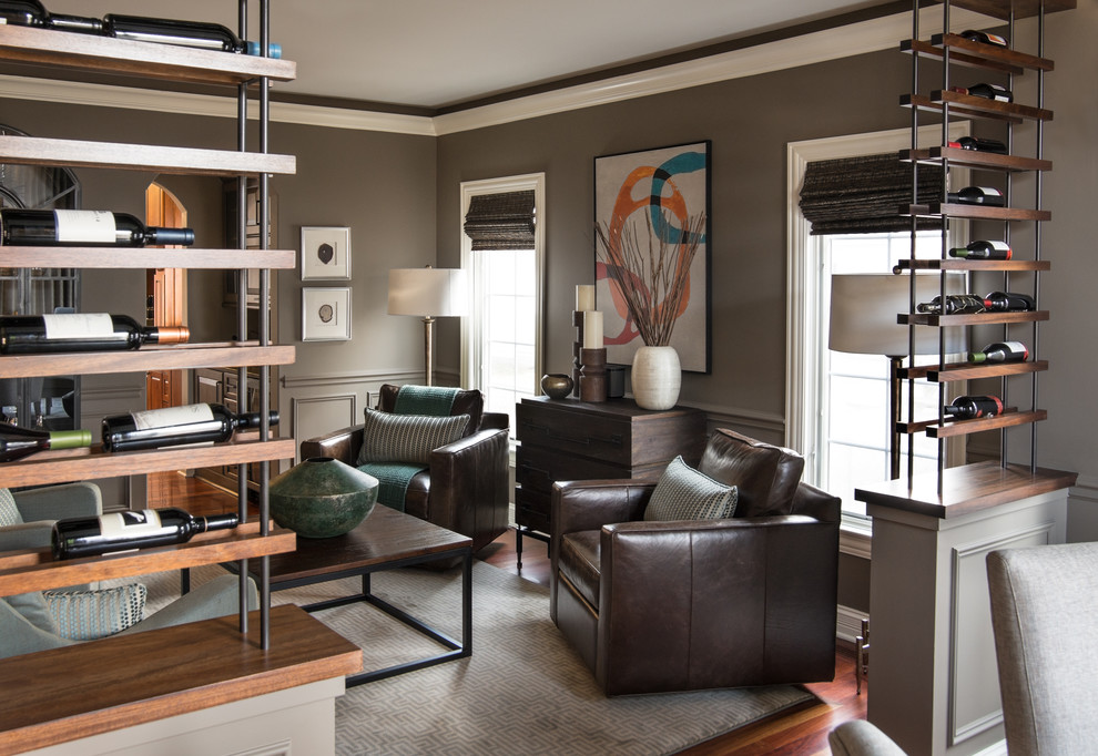 Стильный дизайн: гостиная комната среднего размера в стиле фьюжн с серыми стенами - последний тренд