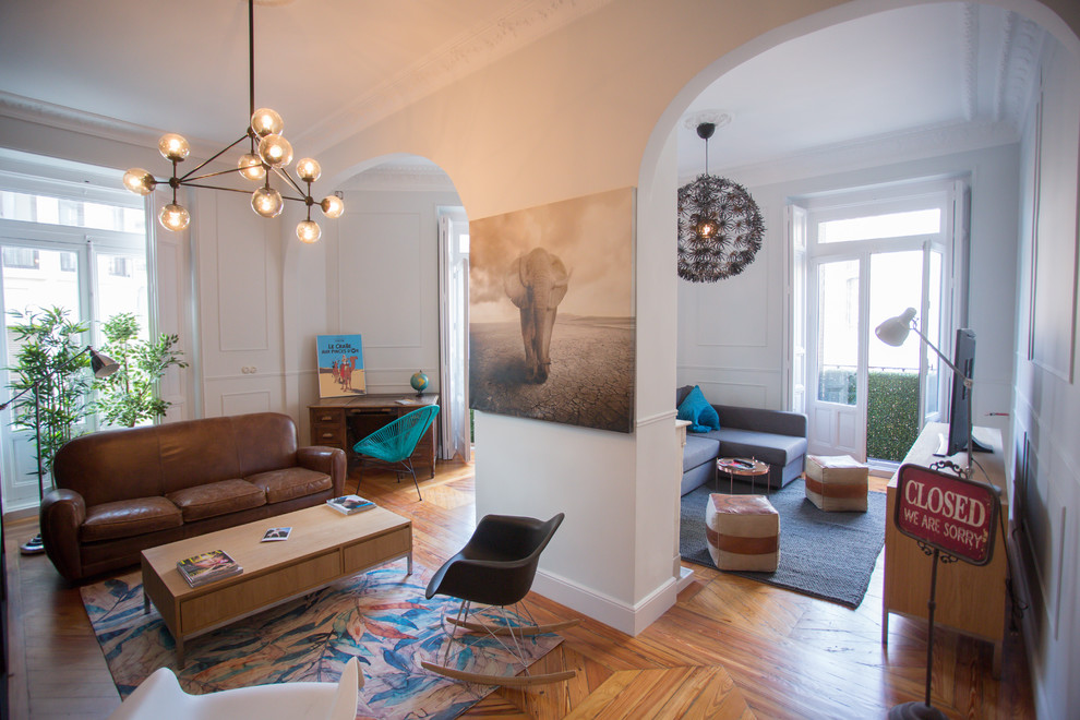 Example of an eclectic living room design in Paris