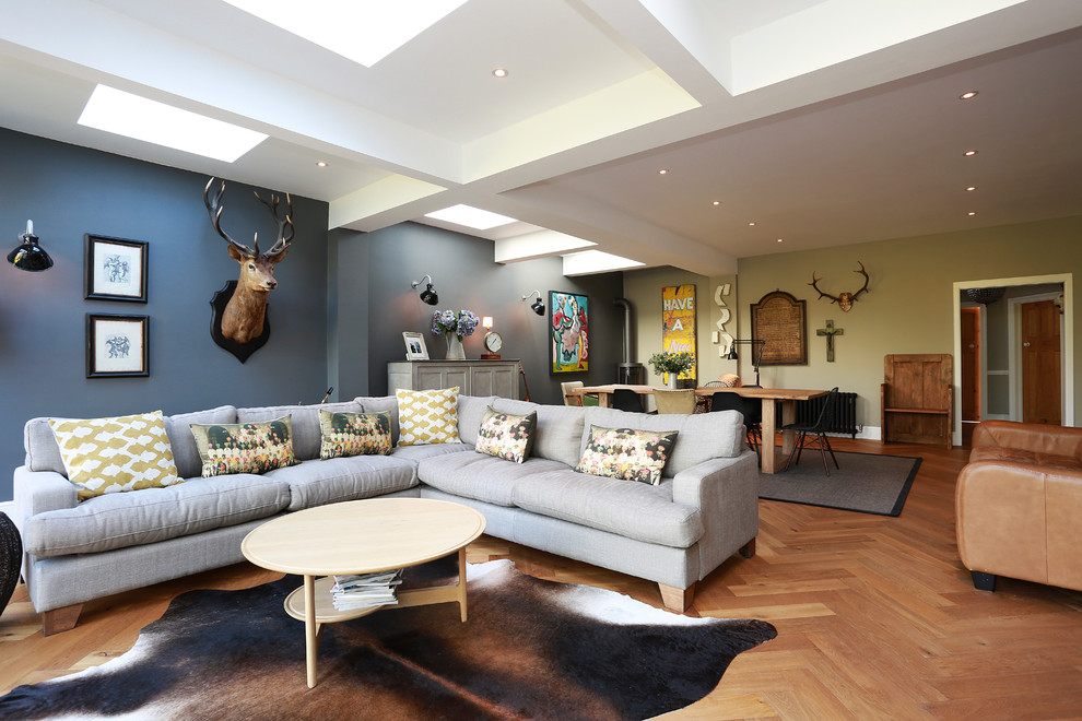 Repräsentatives, Offenes Stilmix Wohnzimmer mit grauer Wandfarbe in London