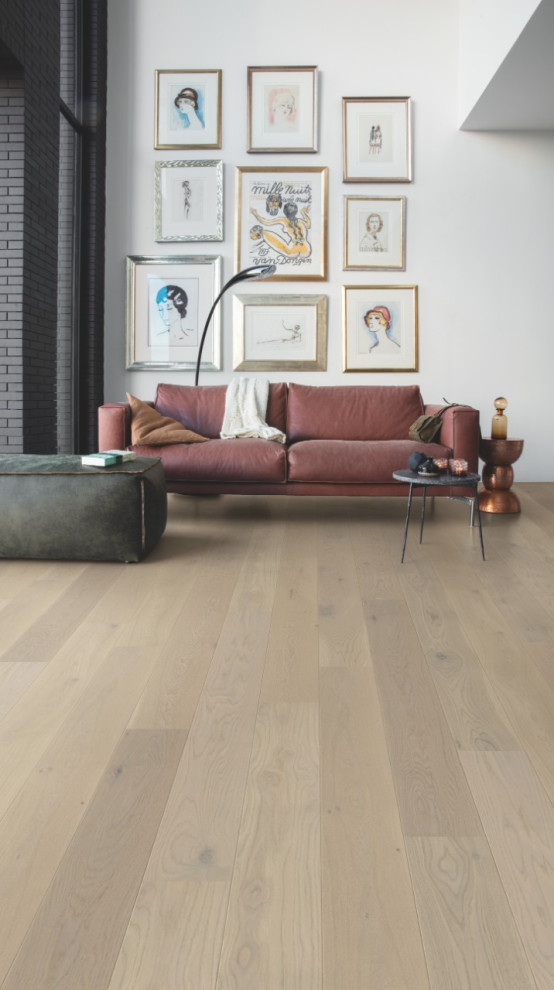 Stilmix Wohnzimmer mit braunem Holzboden und grauem Boden in Sonstige
