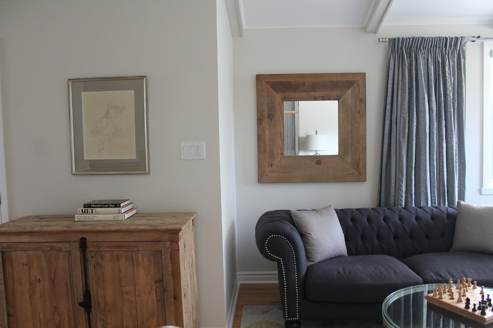 Kleines, Fernseherloses Eklektisches Wohnzimmer mit beiger Wandfarbe, hellem Holzboden, Eckkamin und Kaminumrandung aus Stein in Montreal