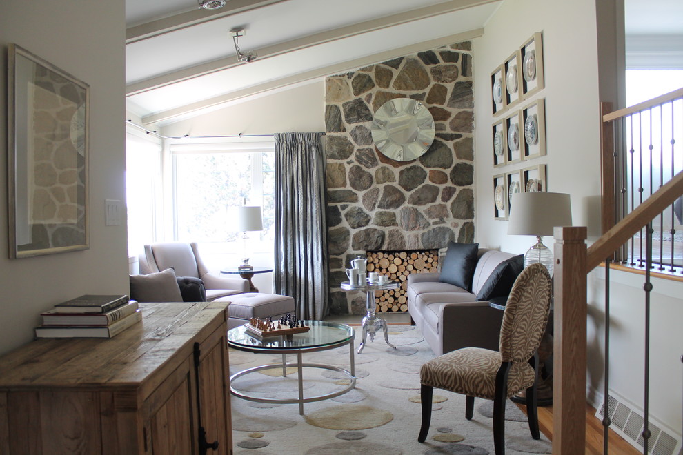 Kleines, Fernseherloses, Offenes Eklektisches Wohnzimmer mit beiger Wandfarbe, hellem Holzboden, Eckkamin und Kaminumrandung aus Stein in Montreal