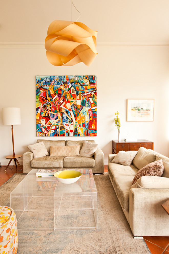 Eklektisches Wohnzimmer mit weißer Wandfarbe und Terrakottaboden in Perth