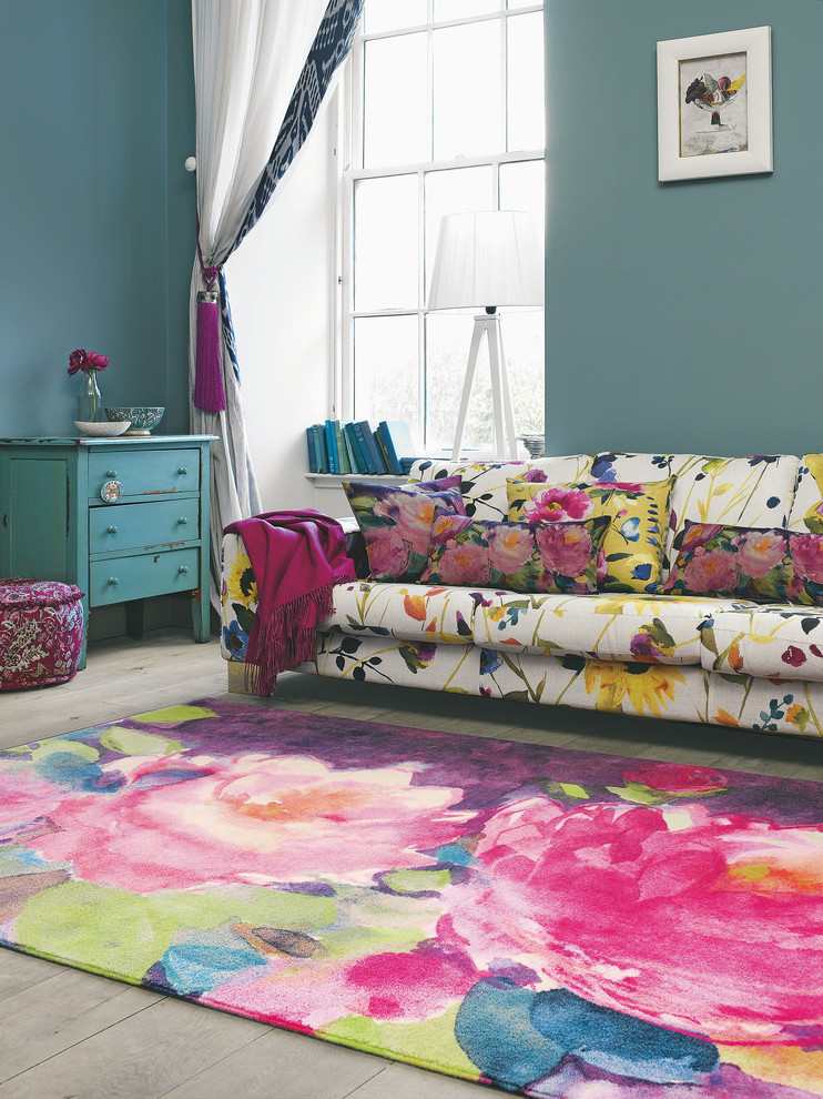 Immagine di un soggiorno eclettico di medie dimensioni con pareti blu, pavimento in legno massello medio e tappeto