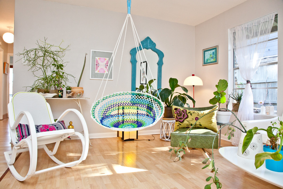 Источник вдохновения для домашнего уюта: гостиная комната в стиле фьюжн с серыми стенами и светлым паркетным полом