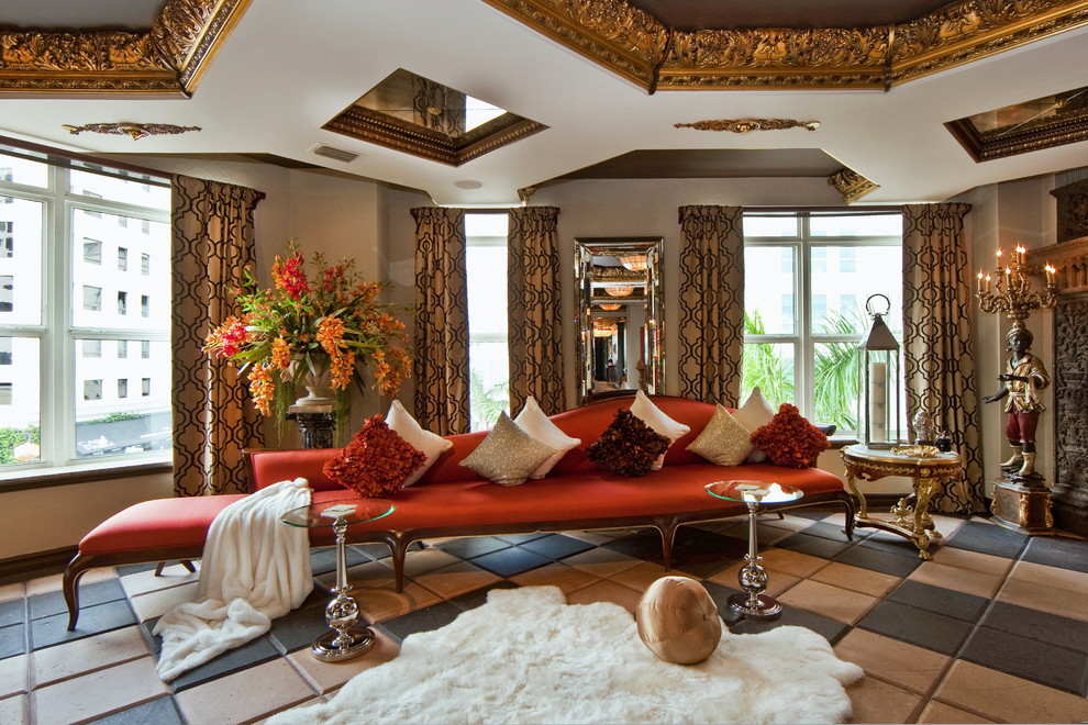 Eklektisches Wohnzimmer mit beiger Wandfarbe in Sonstige