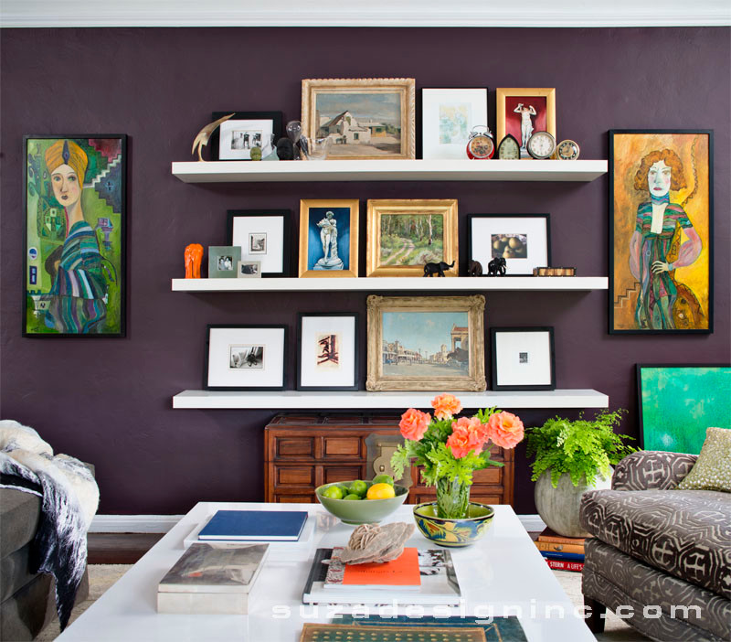 Bild på ett mellanstort eklektiskt vardagsrum, med lila väggar, mellanmörkt trägolv och en väggmonterad TV