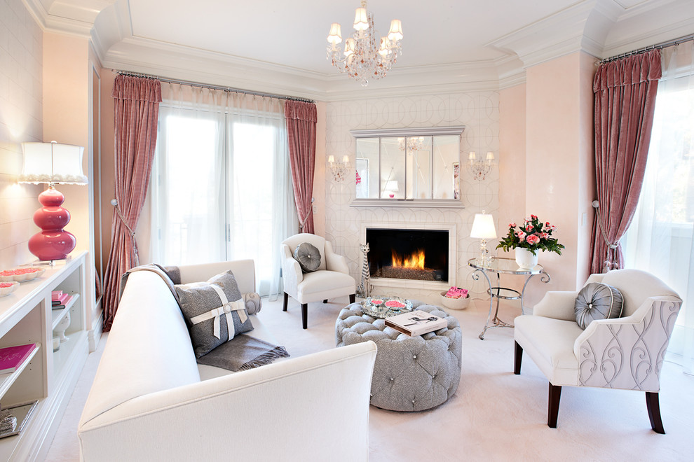 На фото: гостиная комната в стиле фьюжн с розовыми стенами и угловым камином с