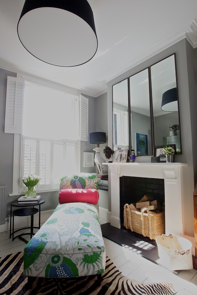 Стильный дизайн: гостиная комната в стиле фьюжн с серыми стенами и деревянным полом - последний тренд
