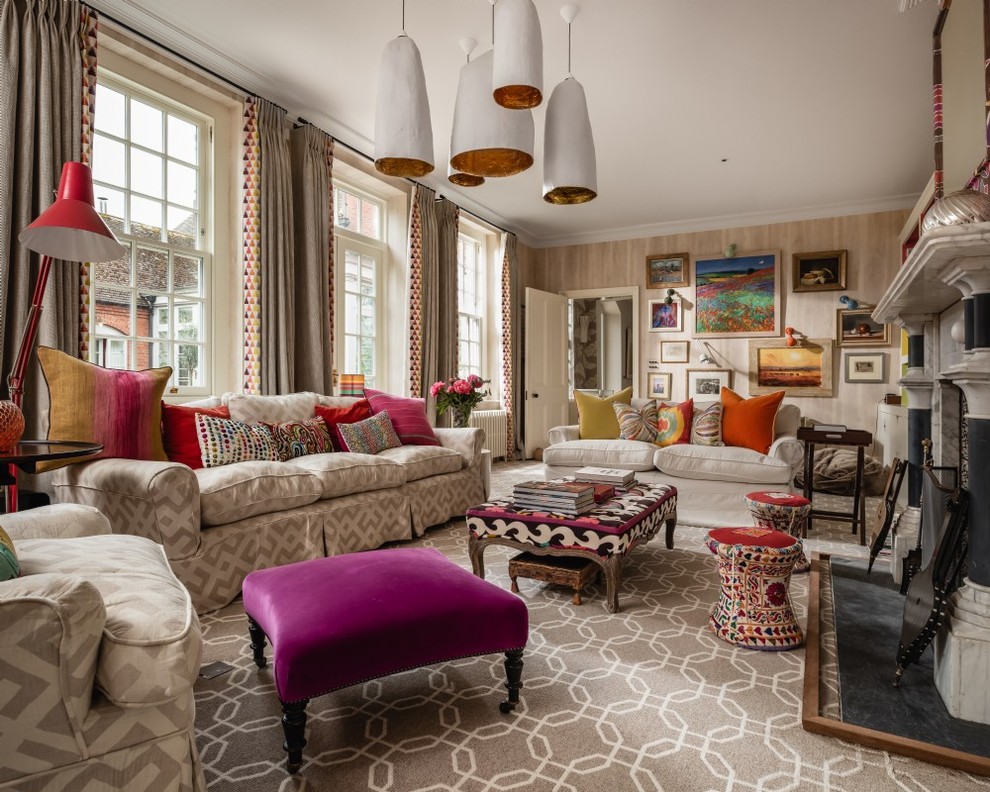 Immagine di un soggiorno eclettico di medie dimensioni e chiuso con pareti beige, moquette e pavimento grigio