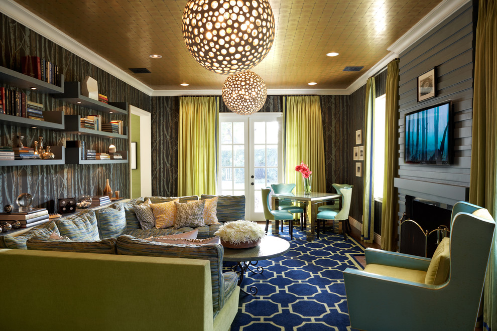 Стильный дизайн: изолированная гостиная комната в стиле фьюжн с телевизором на стене - последний тренд