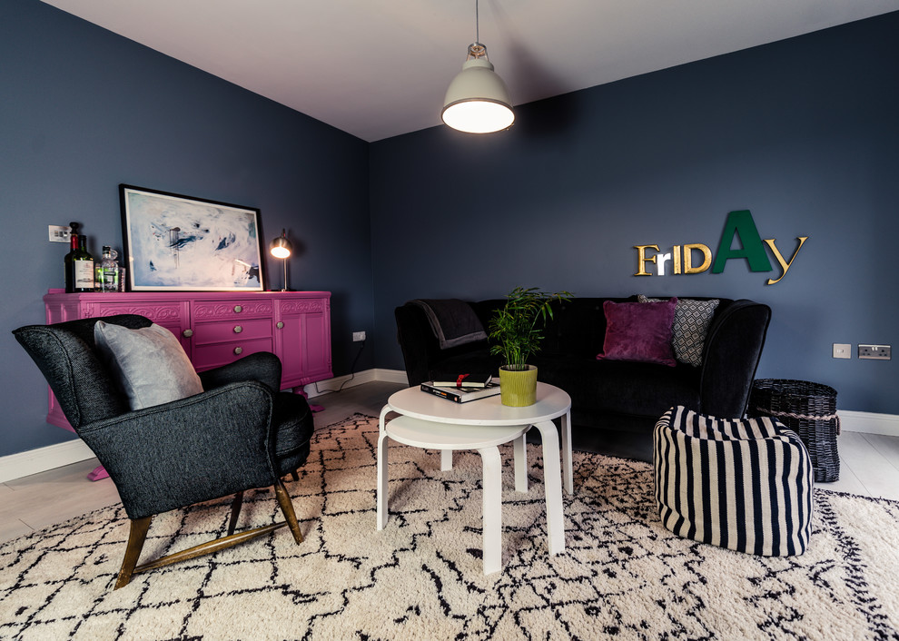 Стильный дизайн: открытая гостиная комната среднего размера в стиле фьюжн с полом из ламината, белым полом и синими стенами без камина - последний тренд