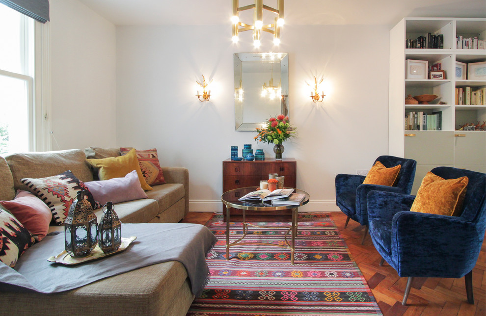 Fernseherloses, Repräsentatives, Offenes Eklektisches Wohnzimmer ohne Kamin mit weißer Wandfarbe und braunem Holzboden in London