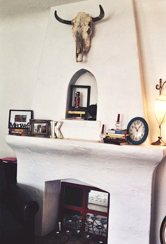 Inredning av ett eklektiskt litet separat vardagsrum, med ett finrum, vita väggar, mellanmörkt trägolv, en standard öppen spis, en spiselkrans i gips och en fristående TV