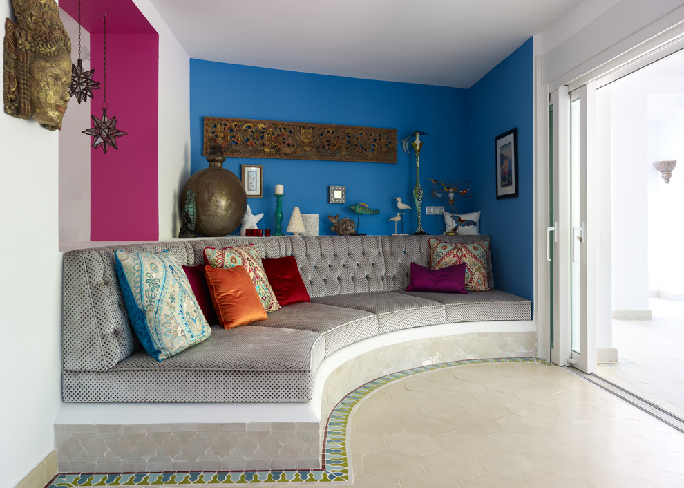 Mediterranes Wohnzimmer mit blauer Wandfarbe und beigem Boden in Sussex