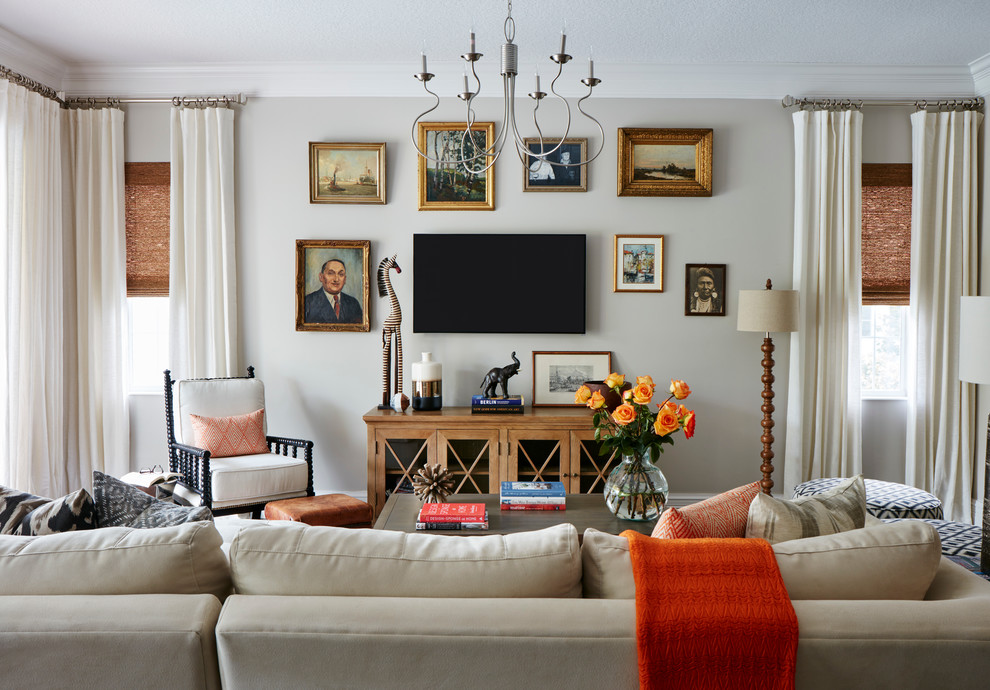 Idéer för ett eklektiskt vardagsrum, med grå väggar och en väggmonterad TV