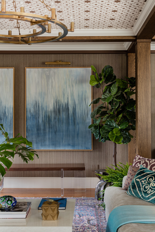 Diseño de salón ecléctico con paredes marrones y suelo de madera en tonos medios