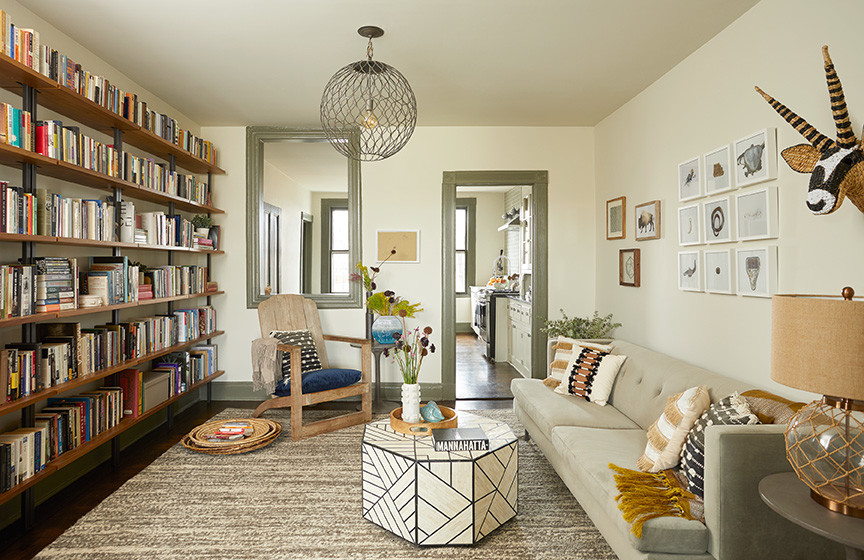 Inspiration för ett litet eklektiskt separat vardagsrum, med ett bibliotek, beige väggar, mörkt trägolv och brunt golv