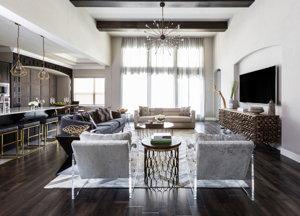 Geräumiges, Offenes Modernes Wohnzimmer mit grauer Wandfarbe, TV-Wand und braunem Boden in Houston