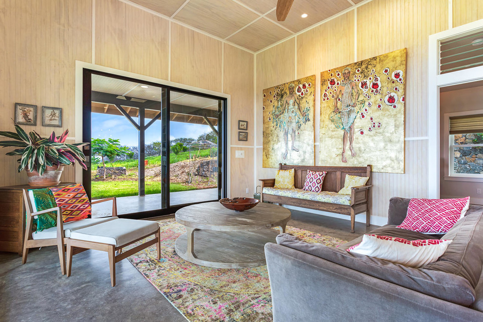 Mittelgroßes, Offenes Wohnzimmer ohne Kamin mit Betonboden und grauem Boden in Hawaii