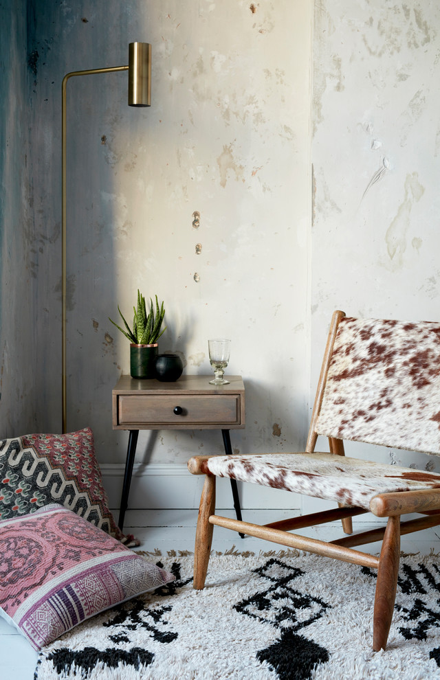 Foto på ett eklektiskt vardagsrum, med målat trägolv och vitt golv