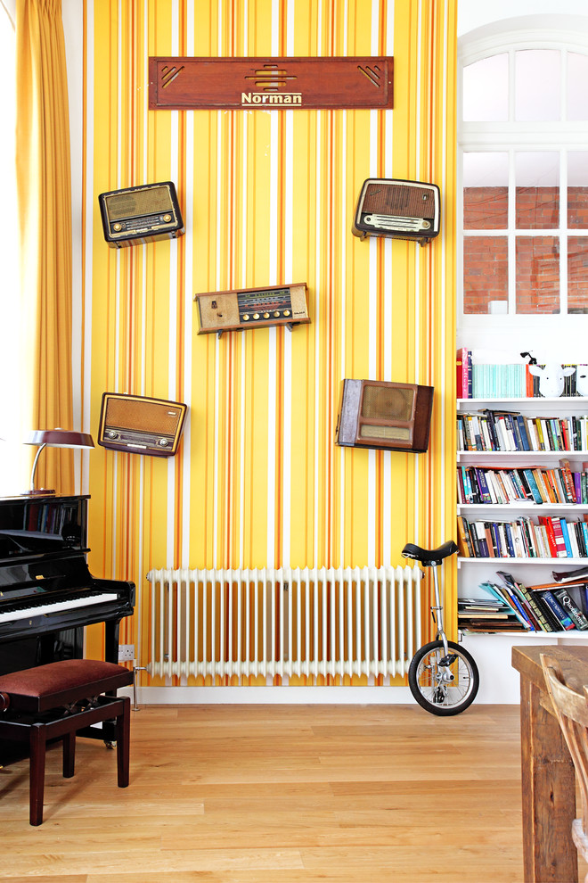 Esempio di un grande soggiorno eclettico stile loft con pareti gialle