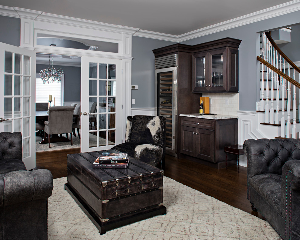 Foto di un soggiorno classico di medie dimensioni e chiuso con angolo bar, pareti blu e pavimento in legno massello medio