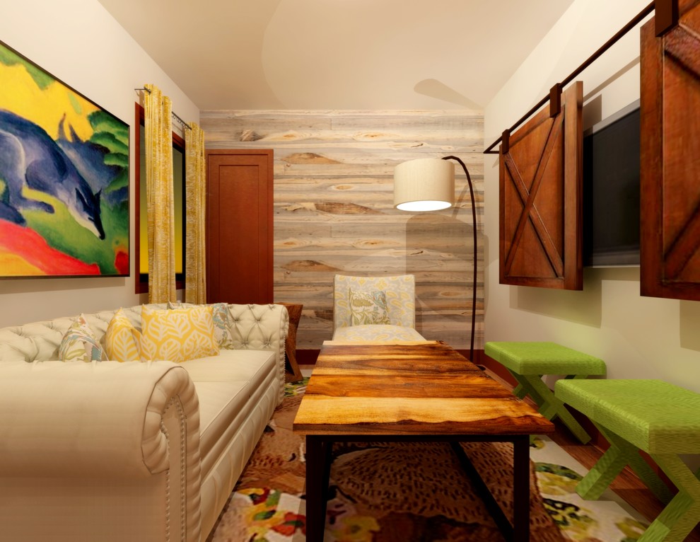 Esempio di un piccolo soggiorno boho chic chiuso con pareti beige, pavimento in legno massello medio, nessun camino e TV a parete