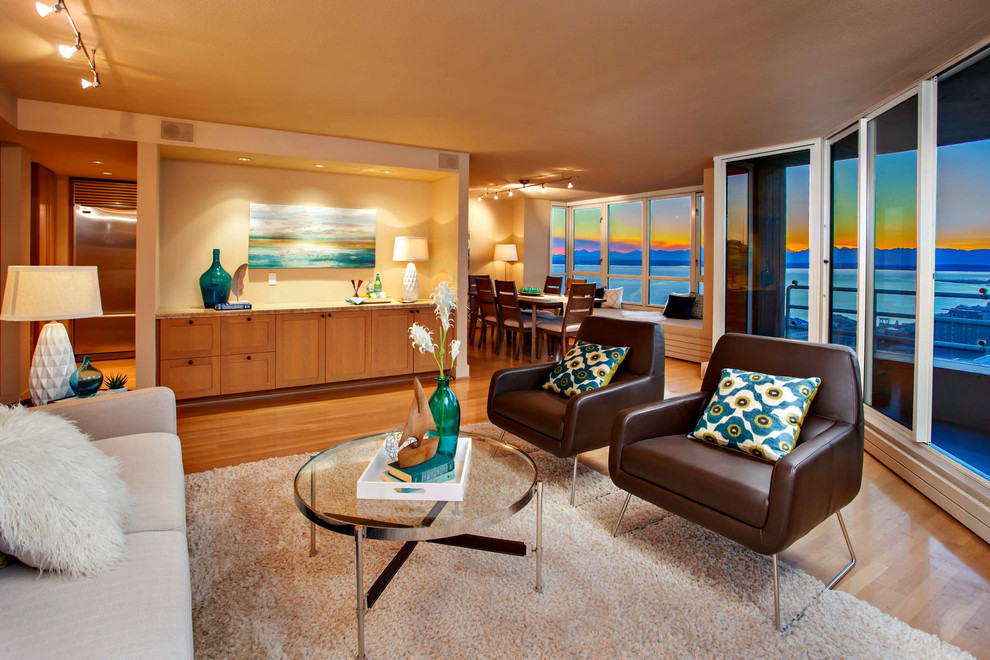 Идея дизайна: гостиная комната в морском стиле с коричневыми стенами и паркетным полом среднего тона без камина, телевизора