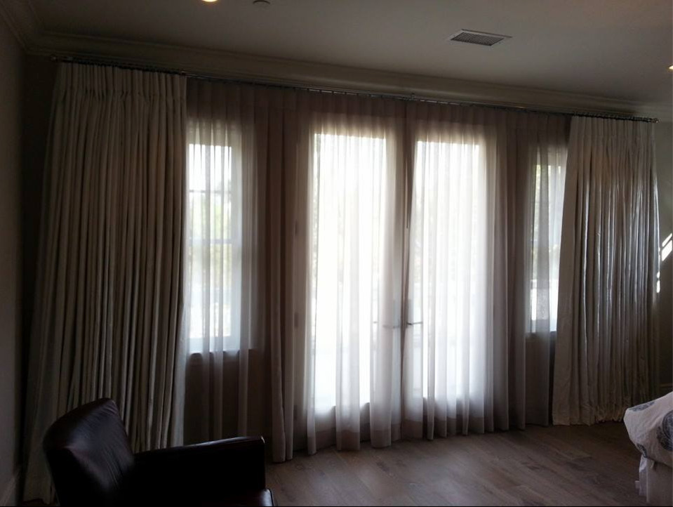 Immagine di un grande soggiorno chic chiuso con pareti bianche, moquette, nessun camino e nessuna TV