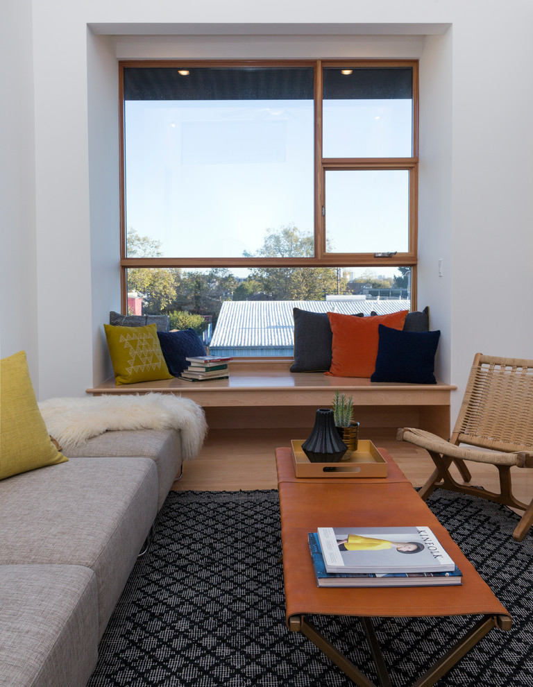 Modernes Wohnzimmer mit weißer Wandfarbe, braunem Holzboden und braunem Boden in San Francisco