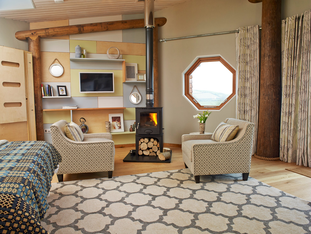 Inspiration för ett litet rustikt vardagsrum, med mellanmörkt trägolv, en öppen vedspis och beige väggar